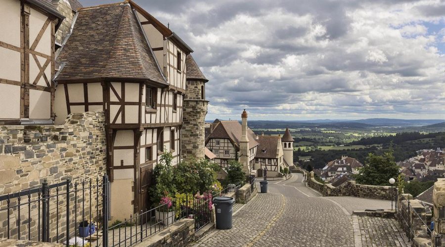 Classé parmi les plus beaux villages de France, ce joyau du Tarn offre un voyage hors du temps avec ses maisons à colombages et sa vue imprenable ! : Cordes-sur-Ciel