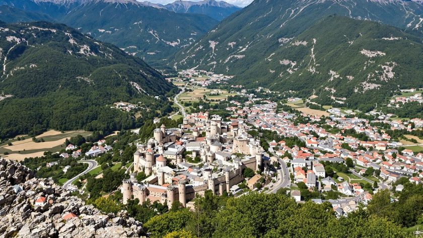 Classée par l’UNESCO, cette cité médiévale fortifié domine trois vallées des Pyrénées et vous ramène mille ans en arrière : Villefranche