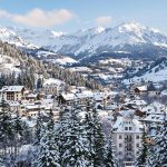 Moins célèbre que ses voisins, ce village du Jura est un bijou préservé au cœur des montagnes enneigées ! : Baume-les-Messieurs$