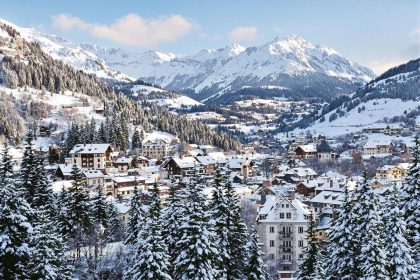 Moins célèbre que ses voisins, ce village du Jura est un bijou préservé au cœur des montagnes enneigées ! : Baume-les-Messieurs$