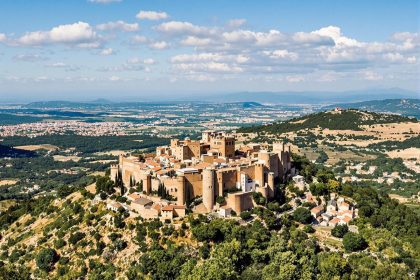 Perché à 1 097 mètres, Bargème ouvre une vue panoramique sur la Provence