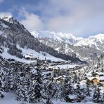 Perché sur les hauteurs, ce village de Haute-Savoie, encore méconnu, offre des panoramas hivernaux à couper le souffle ! : La Clusaz
