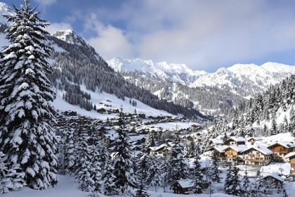 Perché sur les hauteurs, ce village de Haute-Savoie, encore méconnu, offre des panoramas hivernaux à couper le souffle ! : La Clusaz