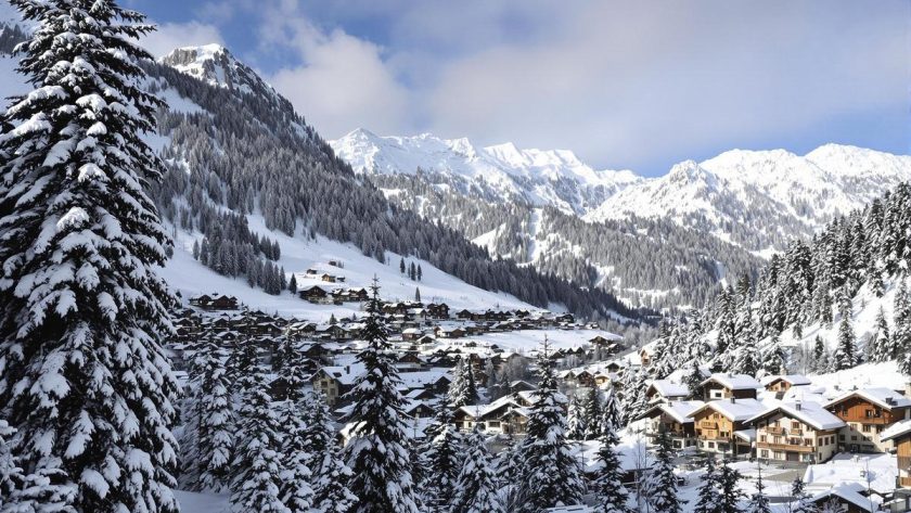 Perché sur les hauteurs, ce village de Haute-Savoie, encore méconnu, offre des panoramas hivernaux à couper le souffle ! : La Clusaz