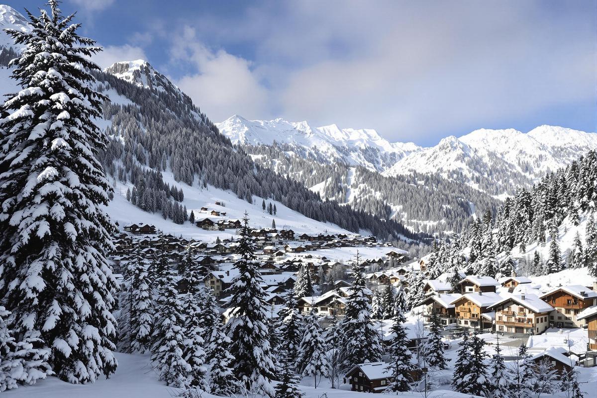 Découvrez ce village caché dans les Alpes : un petit paradis hivernal en Haute-Savoie !