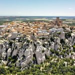 Perché sur un éperon rocheux, ce village historique est l’un des plus beaux de France : Les Baux-de-Provence