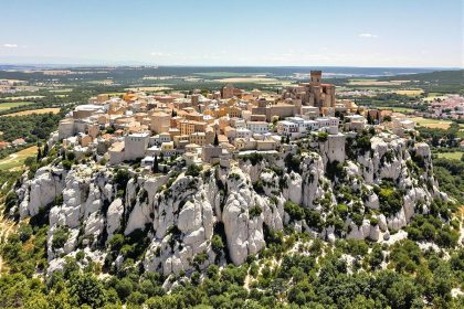 Perché sur un éperon rocheux, ce village historique est l’un des plus beaux de France : Les Baux-de-Provence