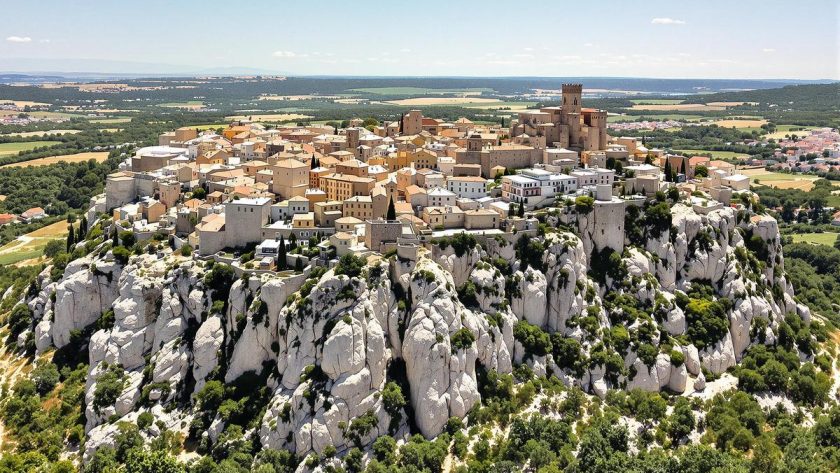 Perché sur un éperon rocheux, ce village historique est l’un des plus beaux de France : Les Baux-de-Provence