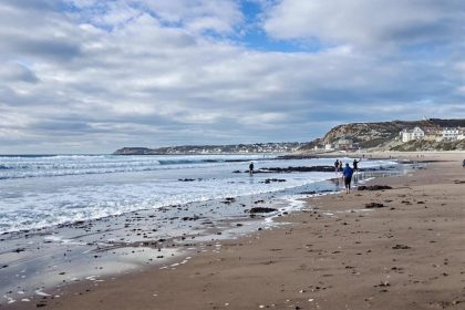Situé au bord de l’océan, ce village du Morbihan offre une ambiance hivernale féerique et apaisante : Locmariaquer