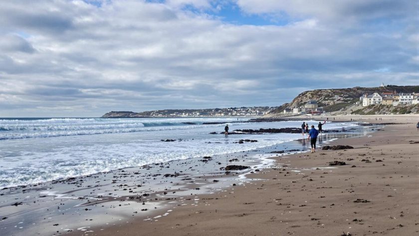 Situé au bord de l’océan, ce village du Morbihan offre une ambiance hivernale féerique et apaisante : Locmariaquer