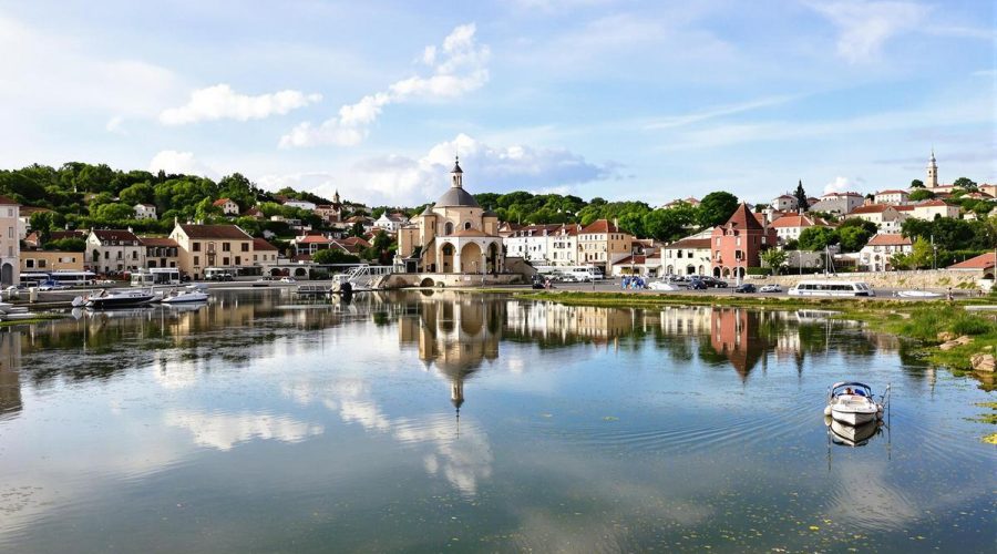 Souvent comparé à Venise, ce petit village est le joyau touristique du Gard : Goudargues