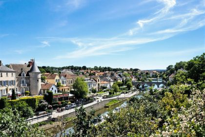 Souvent surnommé la 'petite Venise du Gard', ce village enchanteur est un véritable joyau à découvrir : Goudargues