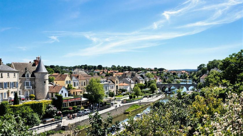Souvent surnommé la 'petite Venise du Gard', ce village enchanteur est un véritable joyau à découvrir : Goudargues