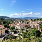 Surnommé affectueusement le village en escargot ce joyau médiéval sur la Côte d'Azur est un écrin d'art et de gastronomie : Mougins