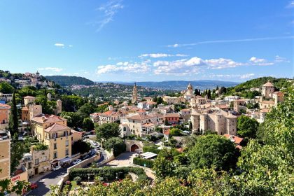 Surnommé affectueusement le village en escargot ce joyau médiéval sur la Côte d'Azur est un écrin d'art et de gastronomie : Mougins