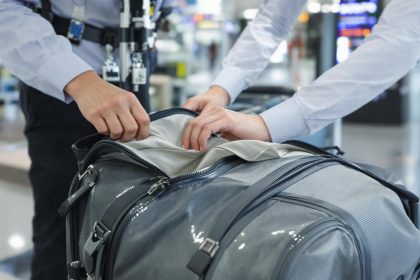Un agent de sécurité de l'aéroport explique pourquoi il ne faut jamais mettre de cadenas sur sa valise