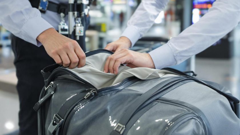 Un agent de sécurité de l'aéroport explique pourquoi il ne faut jamais mettre de cadenas sur sa valise