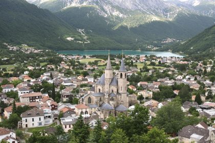 Au pied des montagnes, ce village des Hautes-Pyrénées figure parmi les plus beaux de France, mais reste préservé : Luz-Saint-Sauveur