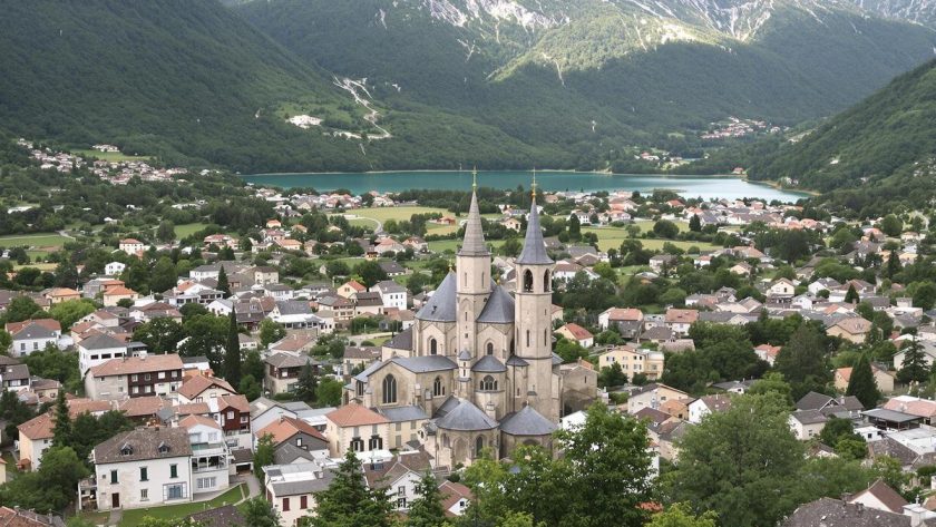 Au pied des montagnes, ce village des Hautes-Pyrénées figure parmi les plus beaux de France, mais reste préservé : Luz-Saint-Sauveur