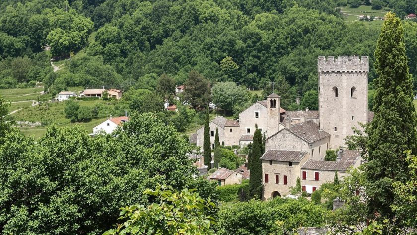 Ce petit village médiéval n'a qu'un seul habitant ! Un havre de paix insolite à souhait...: Rochefourchat