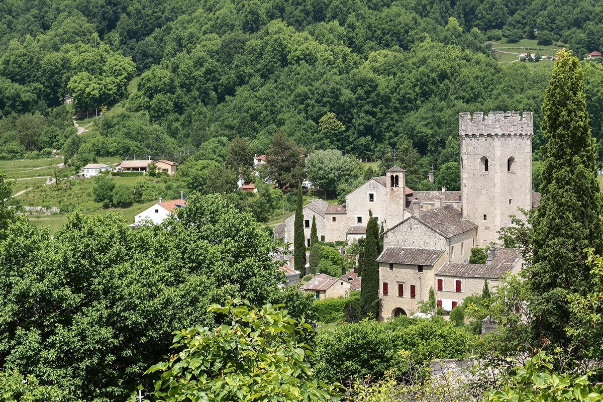 Avec un seul habitant, ce village médiéval en France est unique en son genre : découvrez cette pépite !