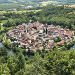 Ce village est le seul en France à être entouré par 3 km de rivière en forme de boucle parfaite : Lavoûte-Chilhac