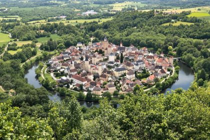 Ce village est le seul en France à être entouré par 3 km de rivière en forme de boucle parfaite : Lavoûte-Chilhac