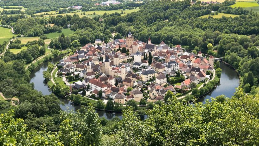 Ce village est le seul en France à être entouré par 3 km de rivière en forme de boucle parfaite : Lavoûte-Chilhac