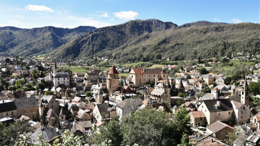 Ce village médiéval au cœur des volcans promet une aventure inoubliable : Besse