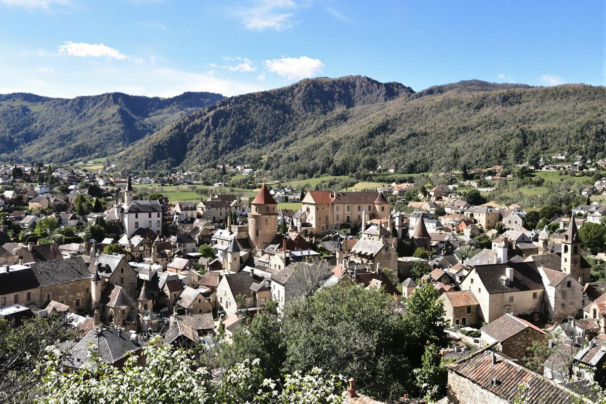 Niché au cœur des volcans d&rsquo;Auvergne, découvrez tout le charme de ce petit village médiéval !