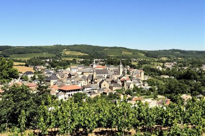 Ce village médiéval perché sur un rocher près de Lyon est un livre d'histoire à ciel ouvert et un écrin de nature ! : Ternand
