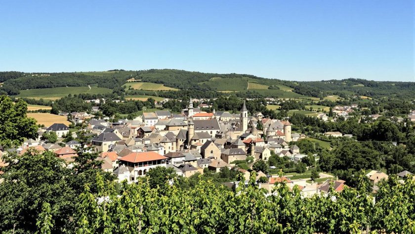 Ce village médiéval perché sur un rocher près de Lyon est un livre d'histoire à ciel ouvert et un écrin de nature ! : Ternand