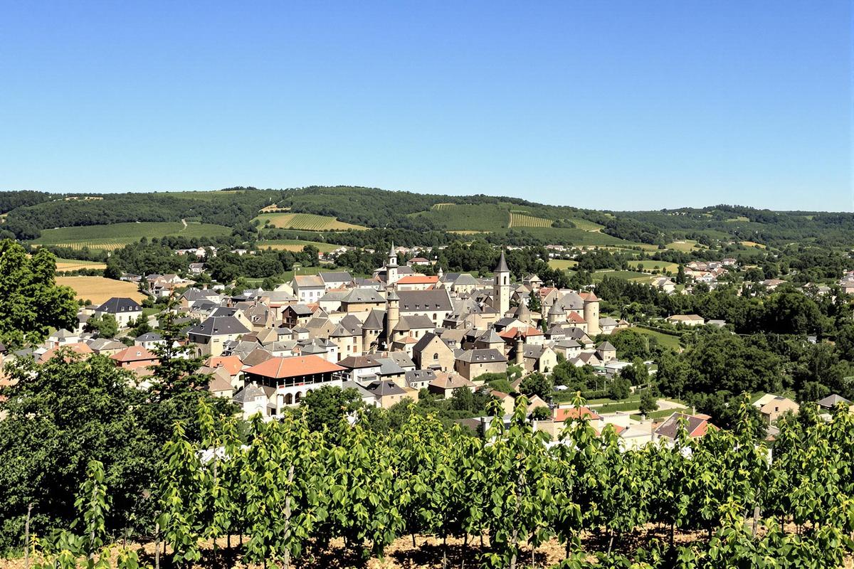Près de Lyon, ce village médiéval est un véritable trésor historique et naturel à explorer