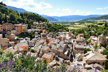 Ce village provençal, ignoré de nombreux touristes, est pourtant une perle rare parmi les Plus Beaux Villages de France : Moustiers-Sainte-Marie