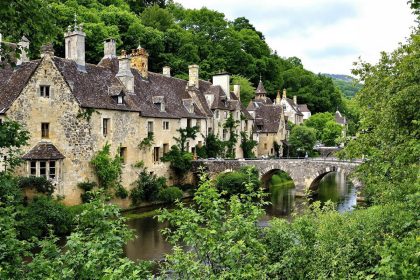 Cet ancien port médiéval du Périgord Noir est l'un des plus beaux villages de France : Saint-Léon-sur-Vézère