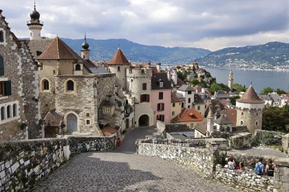 Dominant le lac Léman, cette cité médiévale fortifiée est un véritable bijou parmi les plus beaux villages de France : Yvoire