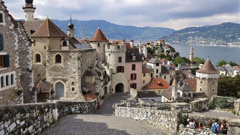 Dominant le lac Léman, cette cité médiévale fortifiée est un véritable bijou parmi les plus beaux villages de France : Yvoire