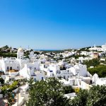 Exit Santorin et ses touristes, cette ville italienne toute blanche nous offre une expérience similaire : Ostuni