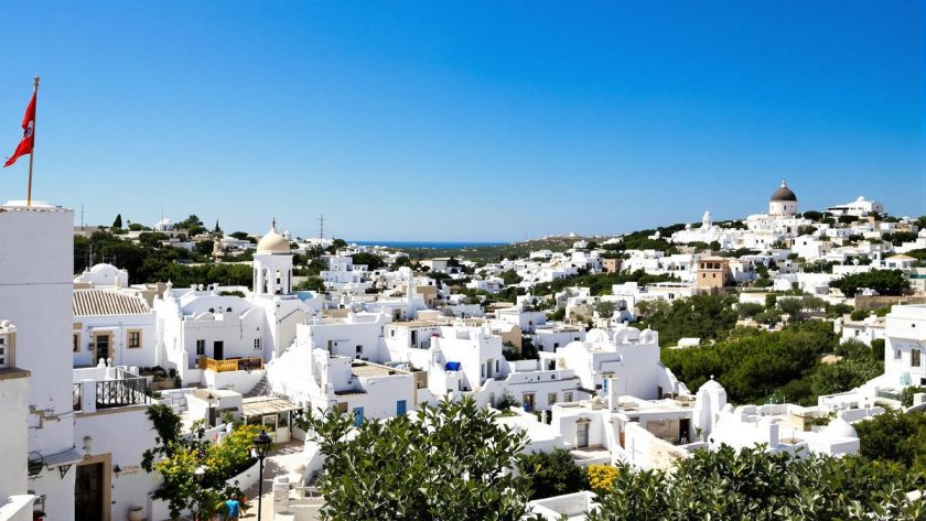 Exit Santorin et ses touristes, cette ville italienne toute blanche nous offre une expérience similaire : Ostuni