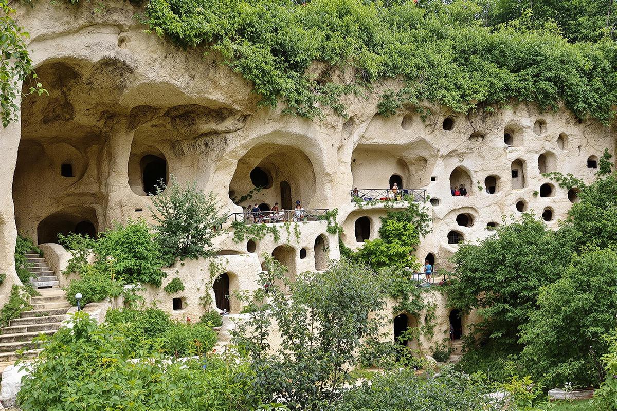 Laissez-vous tenter par une immersion dans ce village troglodytique en Anjou : un véritable trésor historique