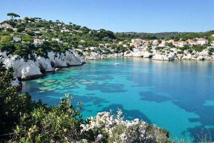 Moins visité que Cassis, ce village provençal enchante par ses criques secrètes et son authenticité : La Ciotat