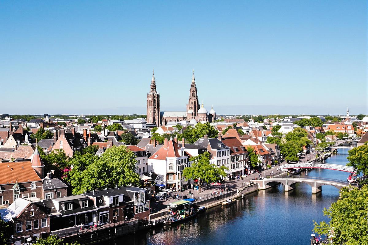 Oubliez Amsterdam : découvrez cette ville néerlandaise où l&rsquo;histoire médiévale rencontre la sérénité moderne
