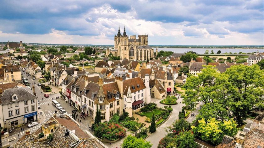 Située à 50 minutes de Paris, cette sublime commune médiévale au patrimoine remarquable vous fera voyager en un coup d'oeil : Senlis