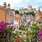 Surnommé la Venise provençale, ce village de la Côte d’Azur charme par son ambiance pittoresque : Grimaud