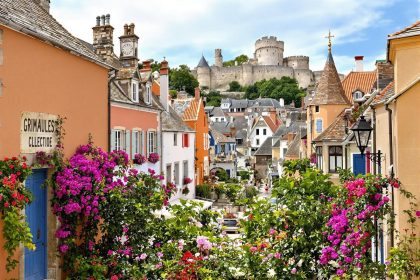 Surnommé la Venise provençale, ce village de la Côte d’Azur charme par son ambiance pittoresque : Grimaud