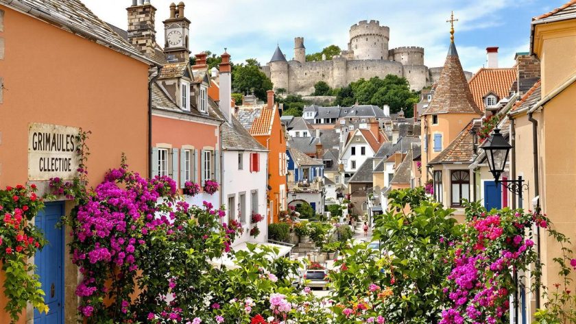 Surnommé la Venise provençale, ce village de la Côte d’Azur charme par son ambiance pittoresque : Grimaud