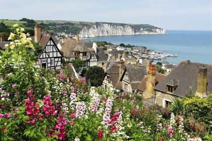 Un bijou fleuri à 2h30 de Paris : ce village normand élu parmi les plus beaux de France : Veules-les-Roses