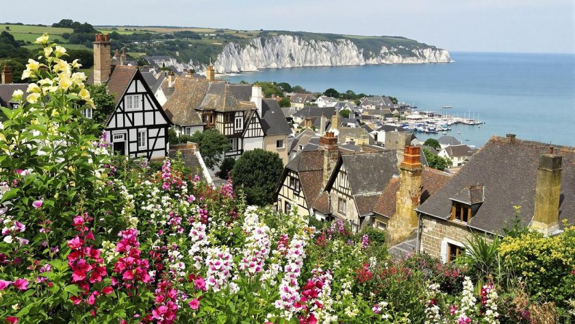 Un bijou fleuri à 2h30 de Paris : ce village normand élu parmi les plus beaux de France : Veules-les-Roses