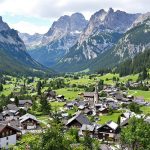Un village alpin résiste au tourisme de masse et préserve son charme authentique : Saint-Véran
