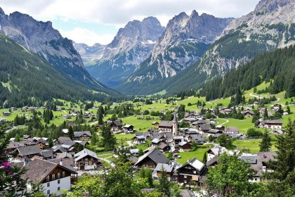 Un village alpin résiste au tourisme de masse et préserve son charme authentique : Saint-Véran